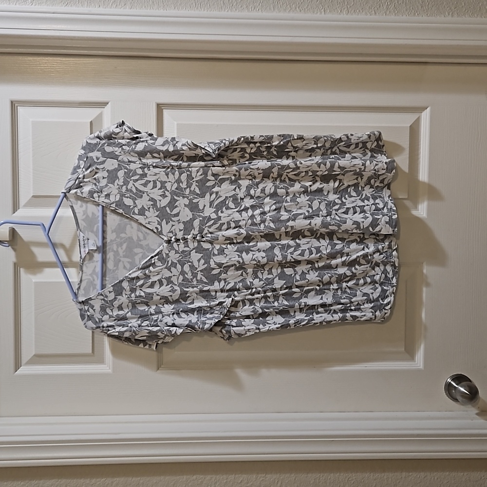 Gray flower print top